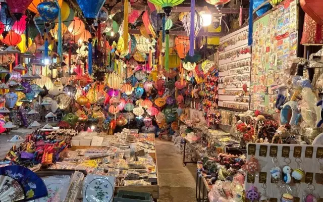色とりどりのシルクランタンが吊るされた土産物店の店内